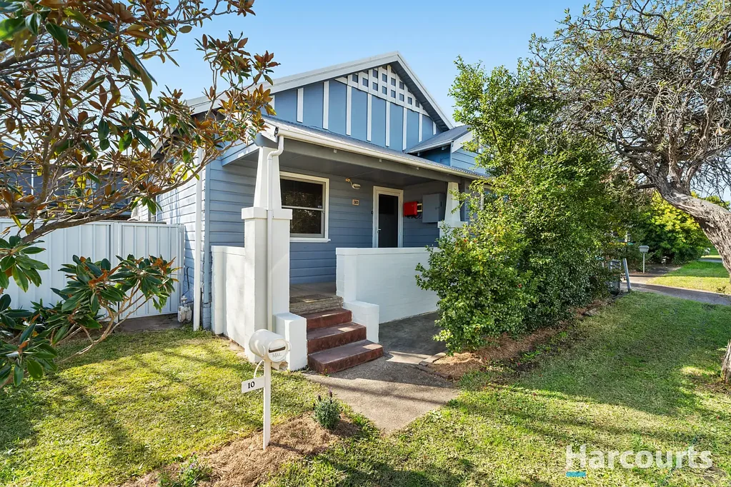 Mayfield 3房  Classic character, modern comfort, stroll to shops & schools