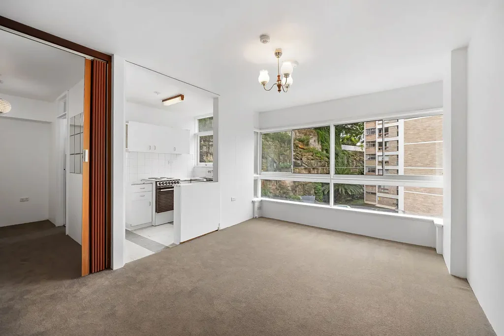 Elizabeth Bay Light-Filled Oversized Studio with Parking in a Premier Lifestyle Setting