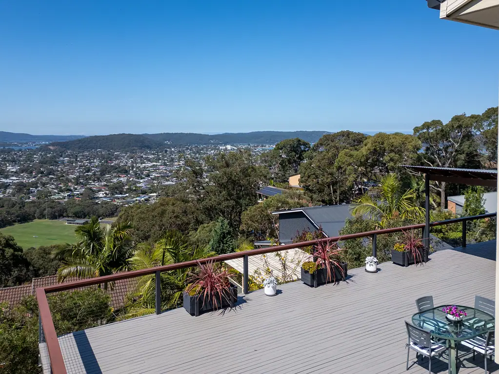 Umina Beach 3chambre Breathtaking Coastal Home with North-Facing Views and Entertainer?s Dream Deck