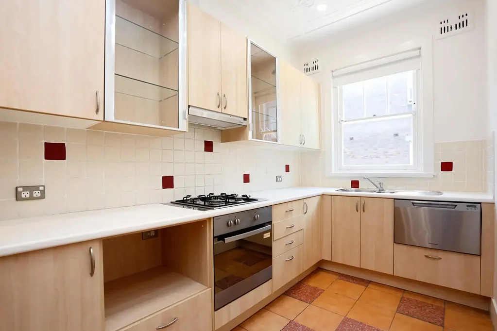 Spacious One/Two Bedroom Apartment Within Walking Distance to the Beach