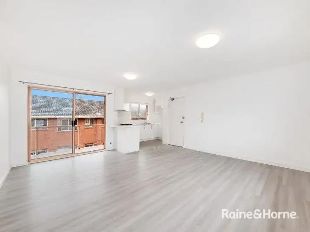 TOP FLOOR APARTMENT WITH GARAGE!