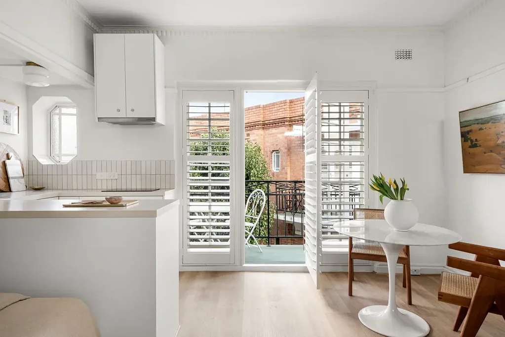 East Melbourne 1房 热门街道 优雅绿树 低维护生活 卓越便利 独立入口hallway 全尺寸浴室 设备齐全厨房 采光充足起居 私密阳台景观 指定停车位 悠闲生活 无缝交通 蓝筹地段 Charming East Melbourne Pied-a-terre with Garden Balcony