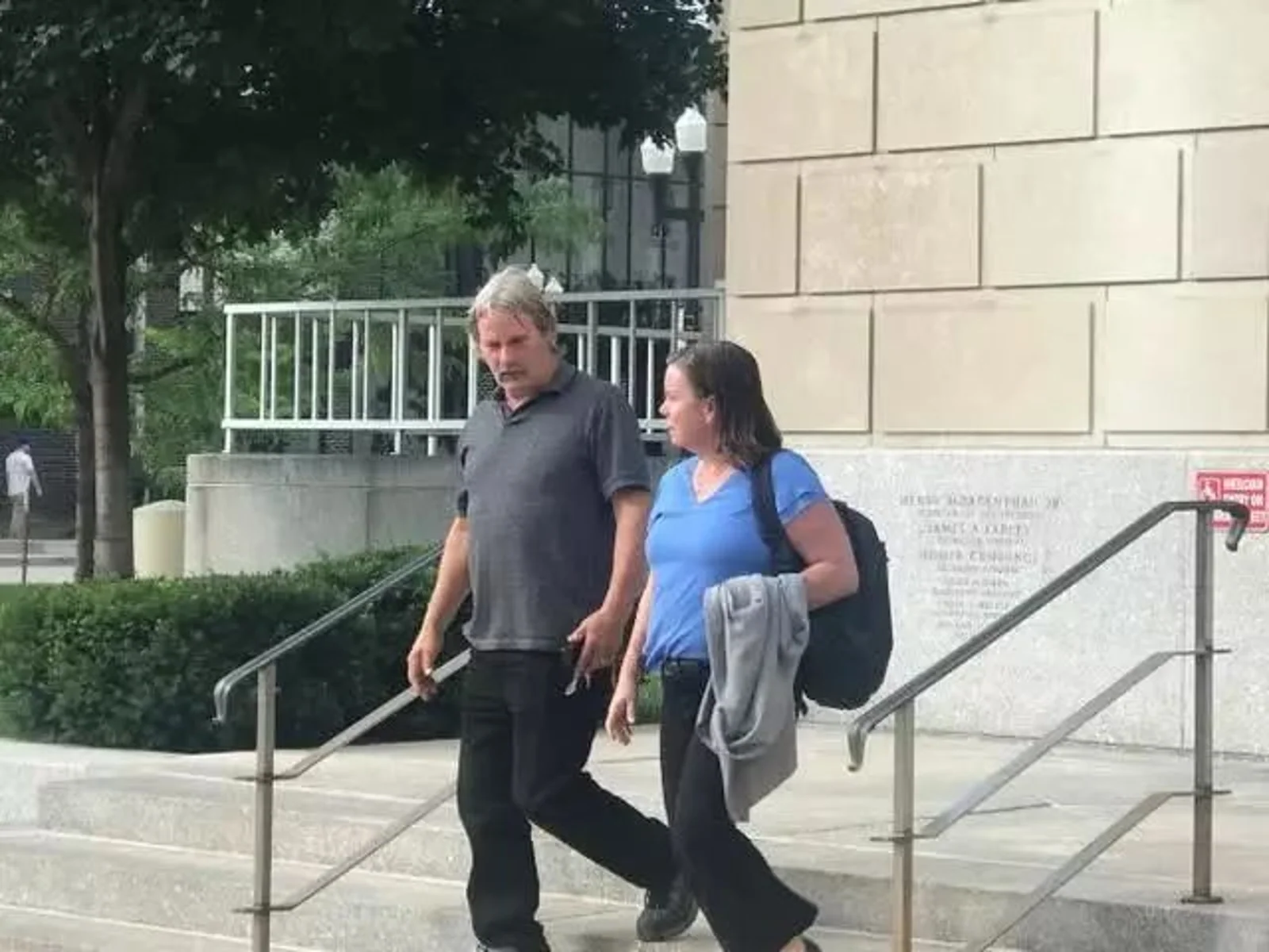 "我脑中闪现他被注射死刑"章莹颖案被告父亲出庭痛哭道歉