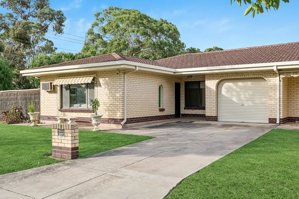 Glenelg North 3غرفة نوم Unique Fully Renovated Coastal Home Offering Space, Comfort & Effortless Living