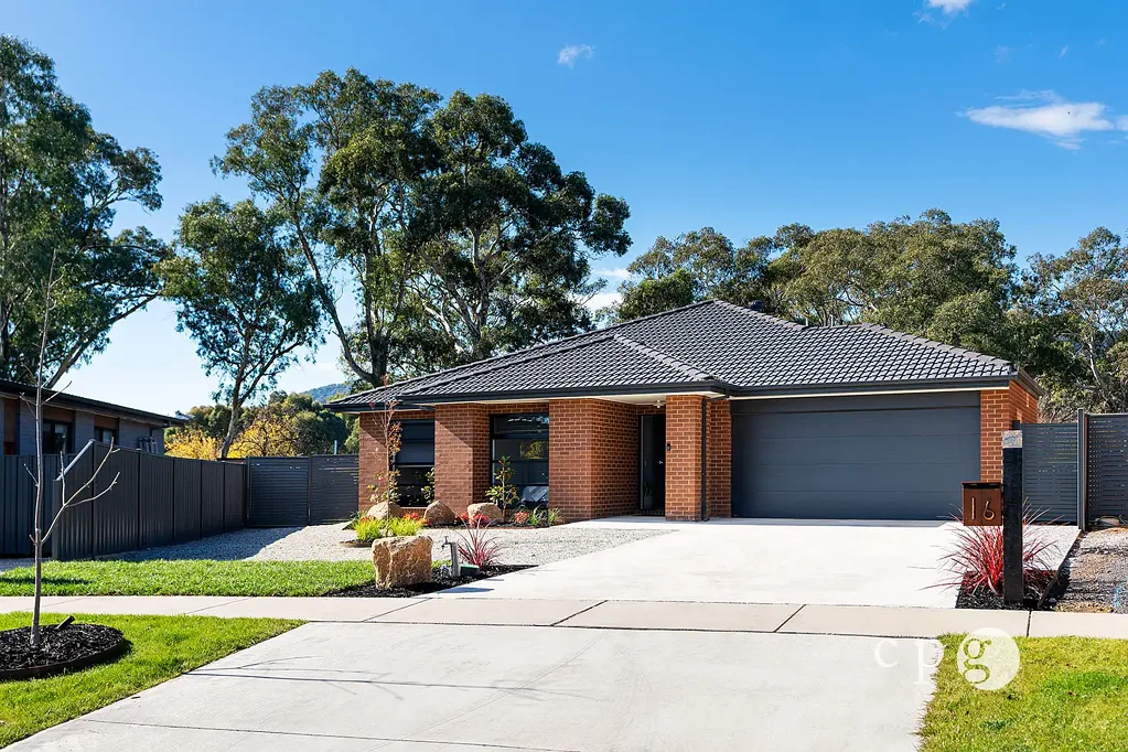 Harcourt 4 Bedroom THIS OWNER IS READY TO MOVE