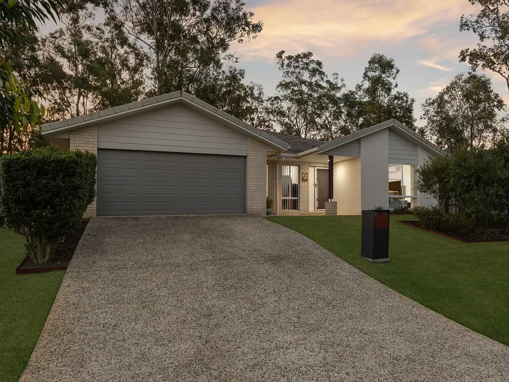 Bellbird Park 4Kwarto Good Looks, Great Bones | A Bellbird Park Beauty with Room to Breathe!