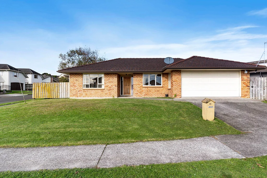 Flat Bush 5chambre Home & Income Opportunity on a Prime Corner Site