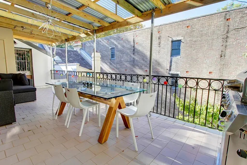 PENTHOUSE ONE BEDROOM ON THE TOP OF THE TERRACE,  WITH LARGE 30SQM ENTERTAINING DECK, JULIET BALCONY AND BILLS, HIGH SPEED INTERNET INCLUDED
