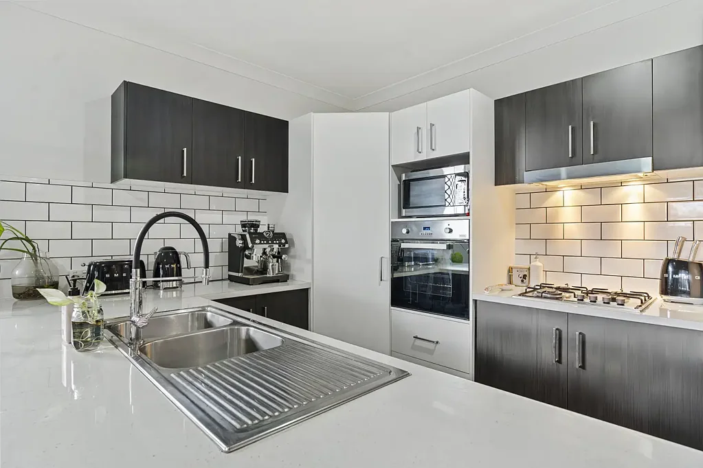 Mareeba 4 Slaapkamer Modern 4 Bed, 2 Bath Family Home on Corner 900m2 in Amaroo Estate!