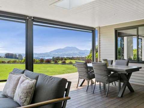 Taupo 5房  Designer Residence with Lake and Mountain Views