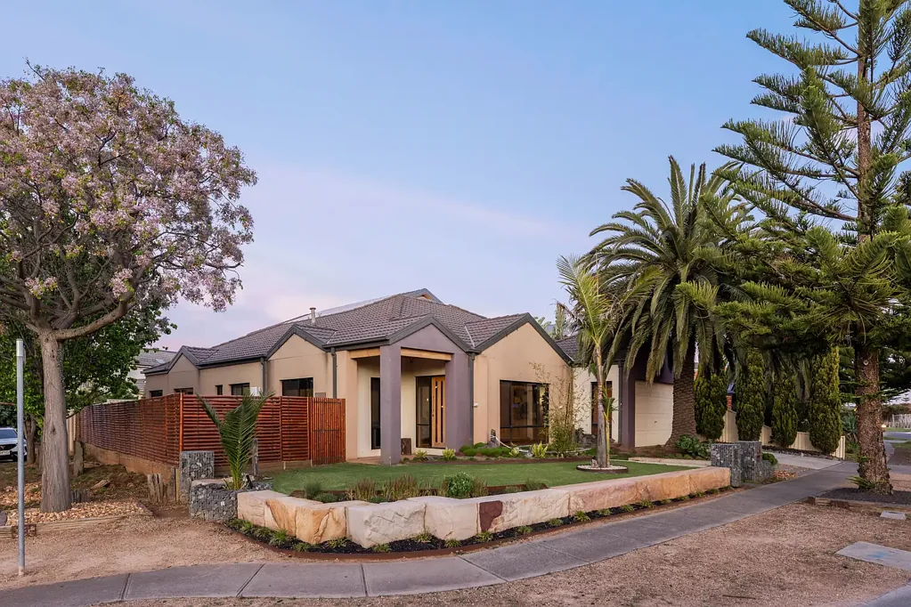 Point Cook 5房  雅致双层住宅  Elegant Double Storey Home