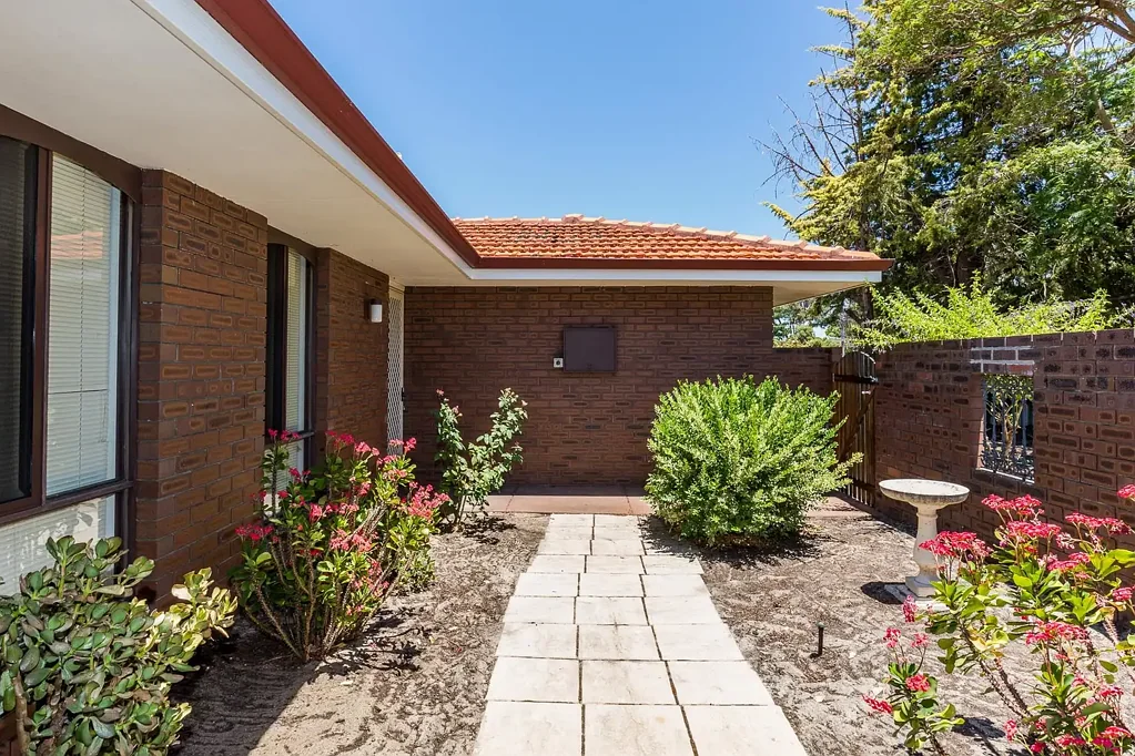 Willetton 4Moenga CONVENIENT LOCATION CLOSE TO EVERYTHING
