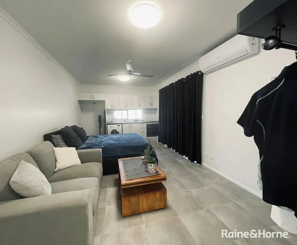 Furnished Studio Apartment Close to Shops, Beaches, Parklands and CBD