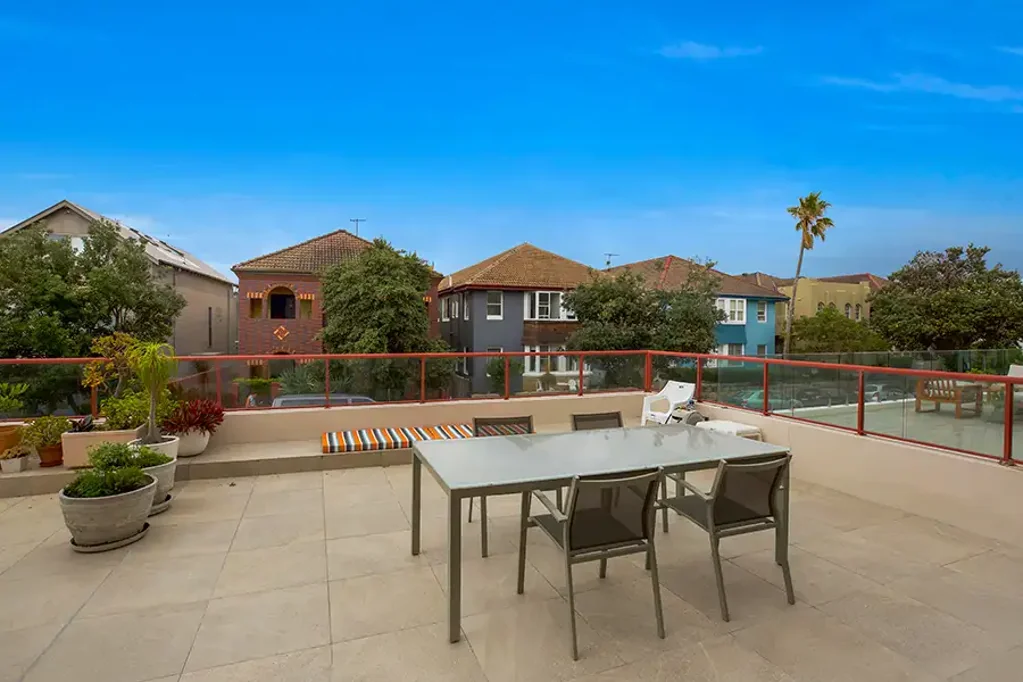 Beautifully renovated & fully furnished 2 bedroom apartment in coveted North Bondi position!