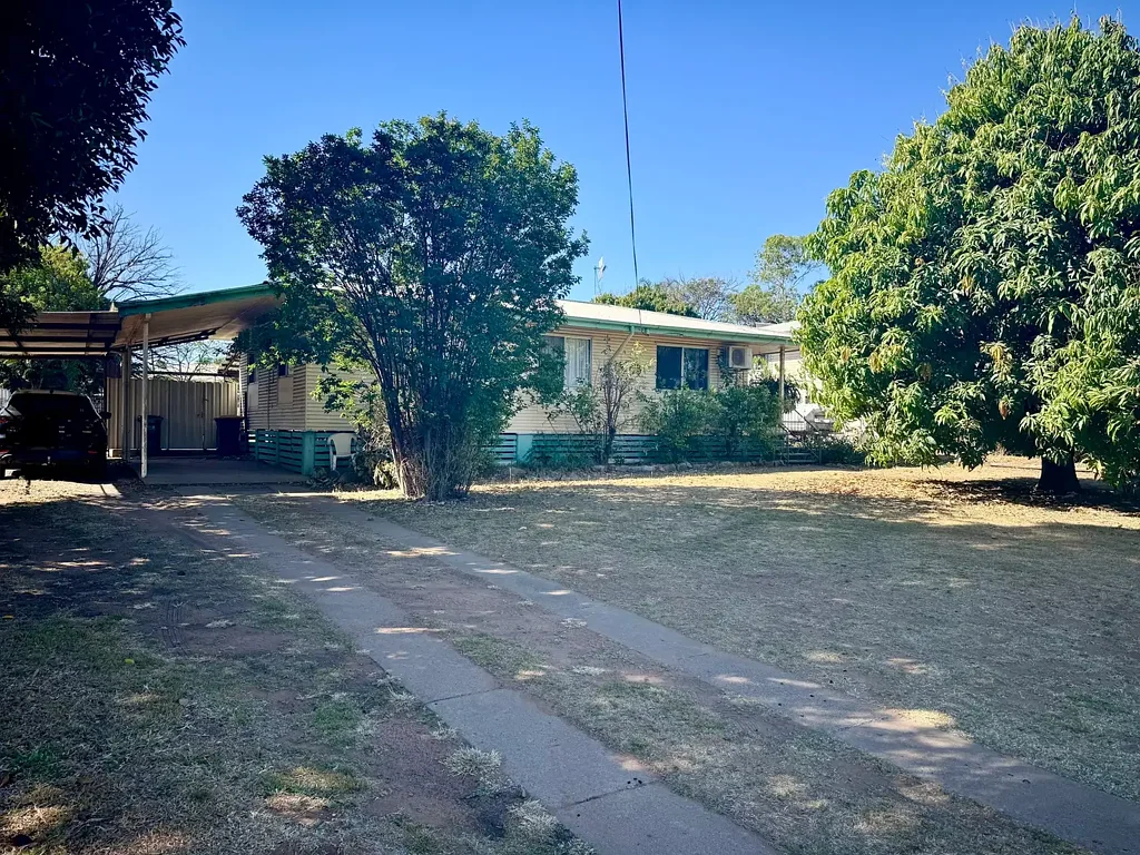 Moranbah 3房  GREAT INVESTMENT! 3 BEDROOM HOME WITH MODERN KITCHEN AND LARGE ENTERTAINMENT AREA!