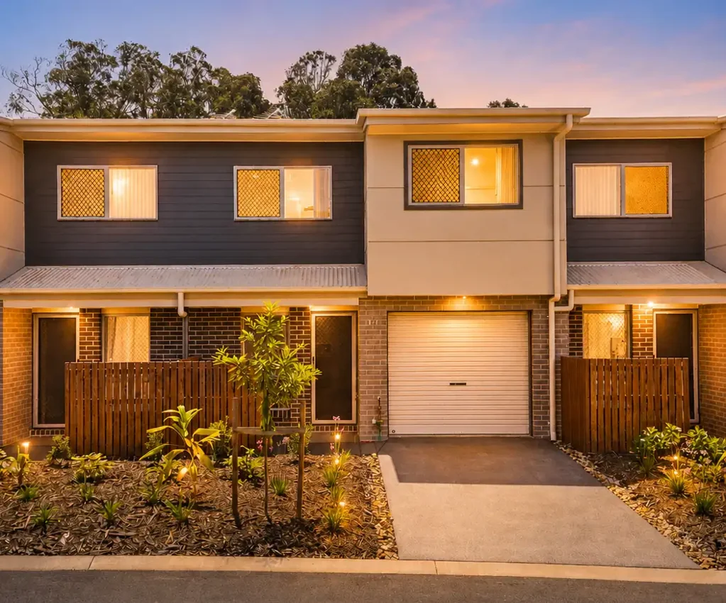3 BED 2 BATH TOWNHOUSE WITH MULTI PURPOSE ROOM-FULLY DUCTED AIRCONDITIONING