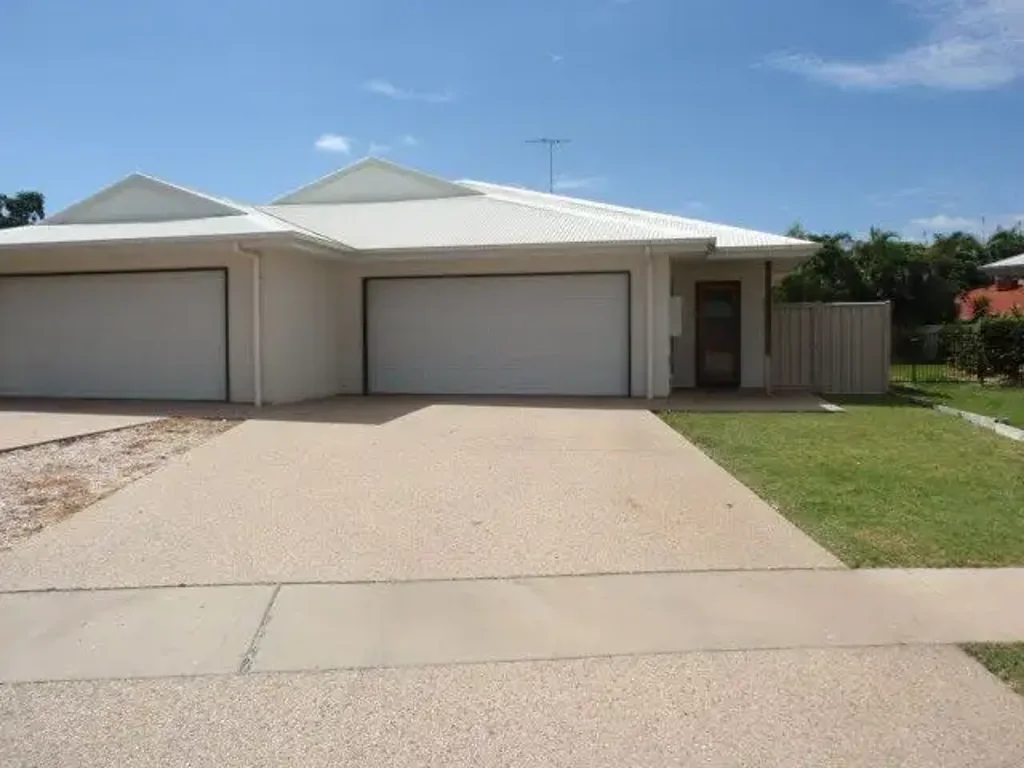 Three bedroom/two bathroom duplex in culdesac close to Denison State School