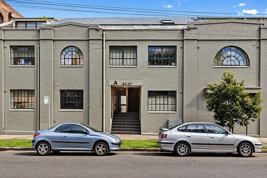 LOFT STYLE WAREHOUSE LIVING NEAR CAMPDERDOWN COMMONS