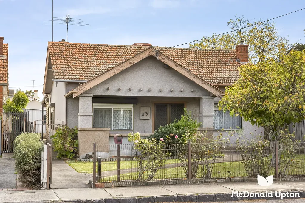 Moonee Ponds 2房 Maribyrnong河畔平房 495sqm宽敞地块 燃气厨房 高天花板 宽敞后院 邻近电车 学校 商场 Californian classic with an exciting future ahead