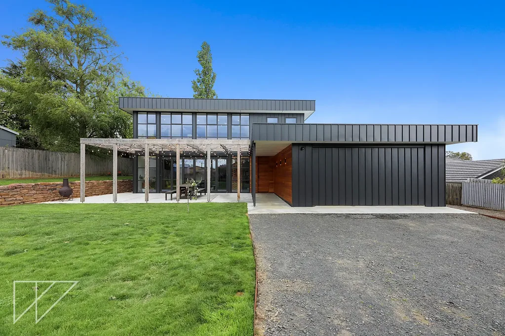 Warragul 4房  Architectural Luxury in a Private Laneway Setting