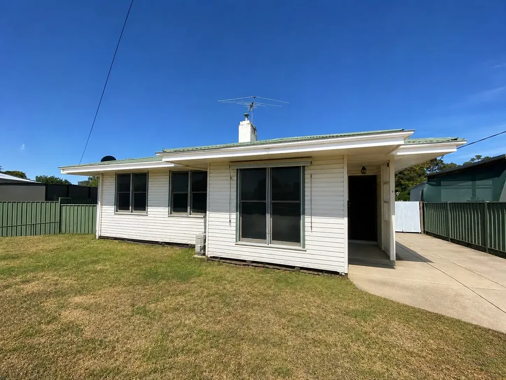 LARGE SECURE YARD WITH SHED