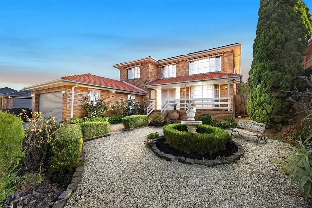 Burwood East 5房 Glendal学区优选 五卧三卫宽敞 现代升级厨房 高地景观视野 610sqm户外空间 双车库便利 ELEVATED FAMILY LIVING WITH STUNNING DANDENONG RANGES VIEWS