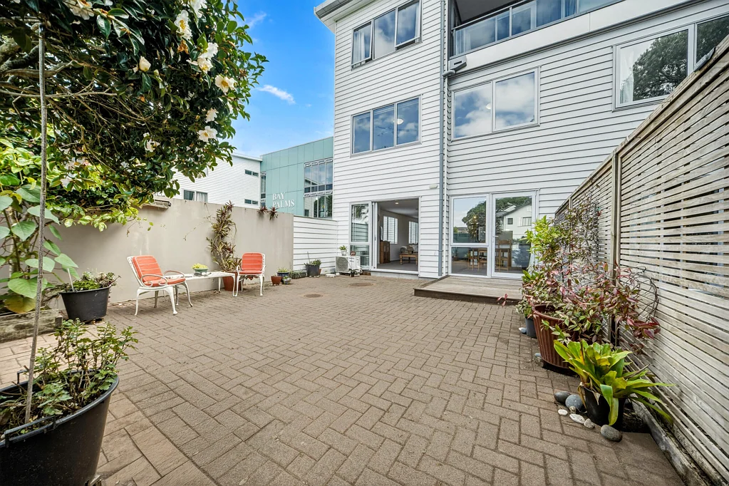 Browns Bay 2ห้องนอน Owner Relocating - Presenting Exceptional Value