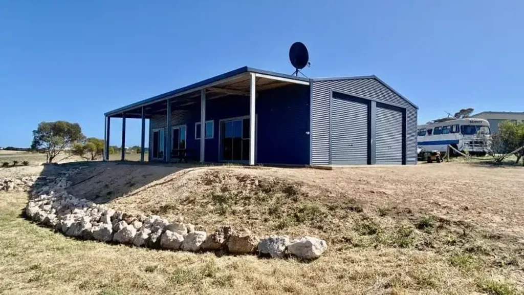 Perlubie 4ਬੈੱਡਰੂਮ LARGE SHED WITH 4 BEDROOMS AT PERLUBIE WITH VIEWS!