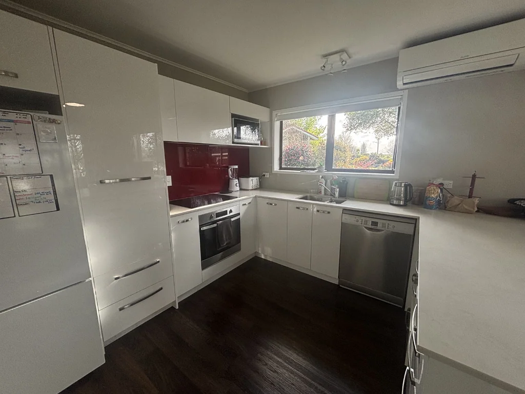 Spacious 2 Bedroom Unit in a Great Location with Garage