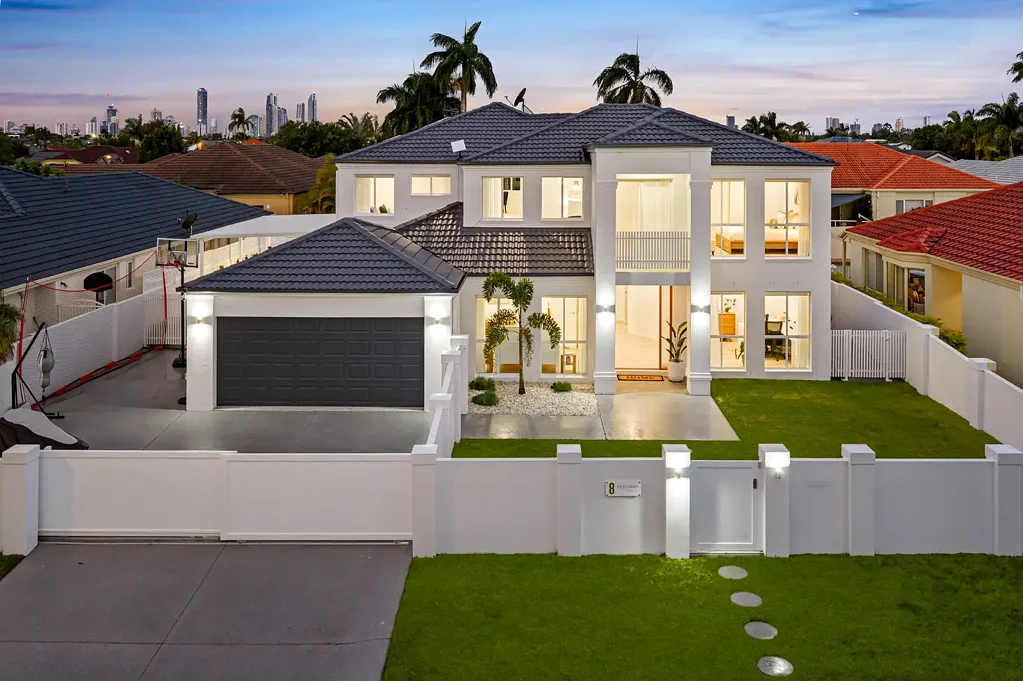 Benowa 5침실 Luxury Coastal Living - Fully Renovated Masterpiece on 710m² - Priced for Immediate Sale!