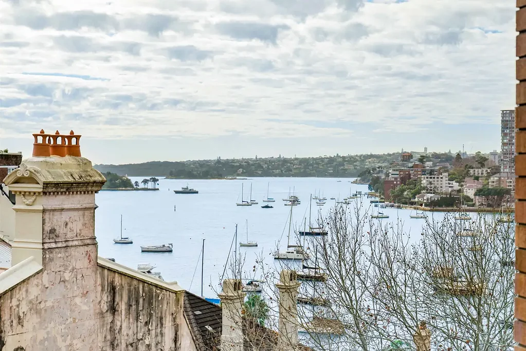 Renovated harbour-view apartment in exclusive address