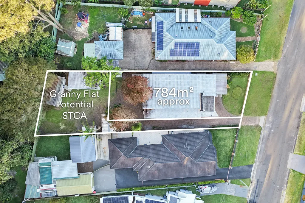 Mirrabooka 3房  Lakeside property with dual occupancy potential
