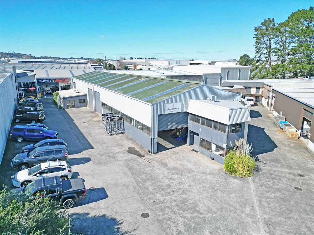 East Tamaki ROAD FRONTAGE WITH HIGH WAREHOUSE RATIO