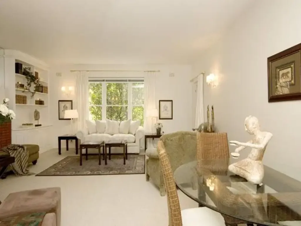 SPACIOUS ART DECO APARTMENT IN FANTASTIC LOCALE | UNFURNISHED