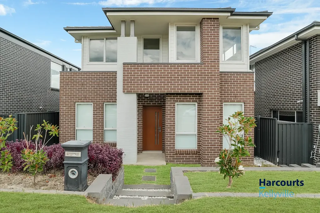 STUNNING 4 BEDROOM FAMILY HOME PLUS MEDIA !!