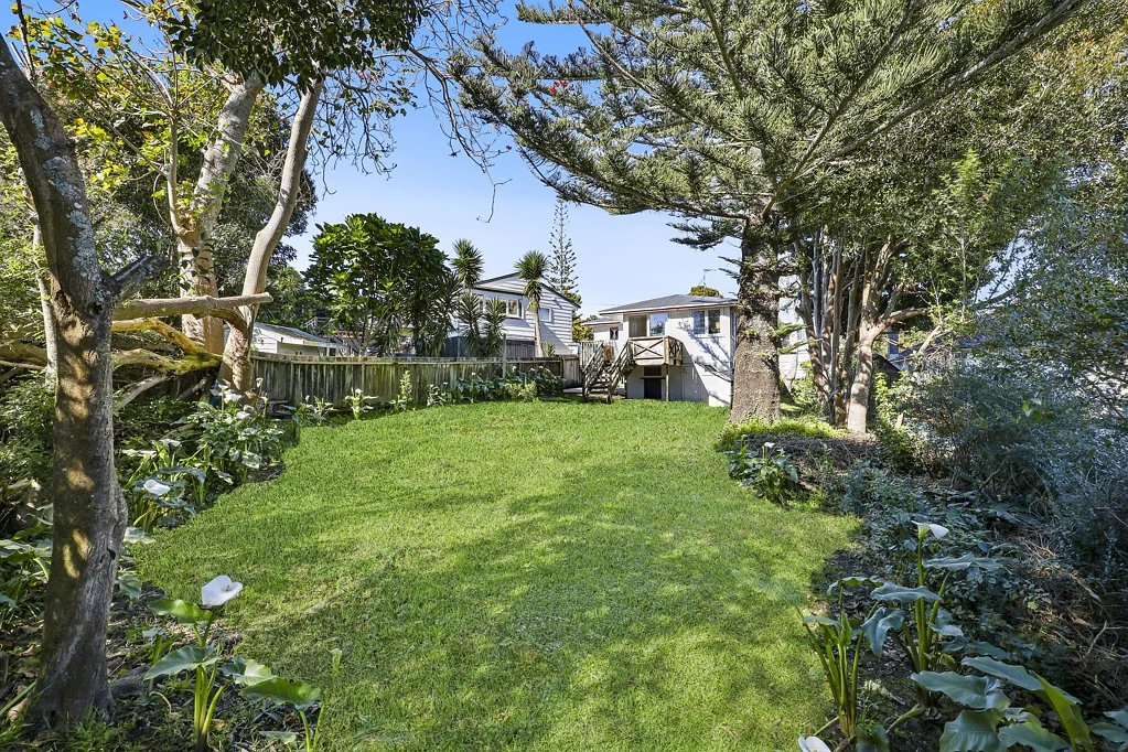 Henderson 3Moenga Set date of Sale closes 7 October!