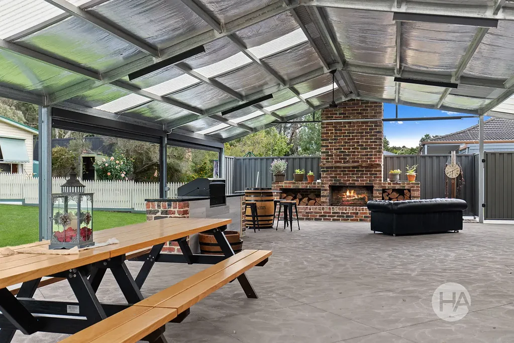 Somerville 5Moenga Grand Entertainer with Self-Contained Cottage