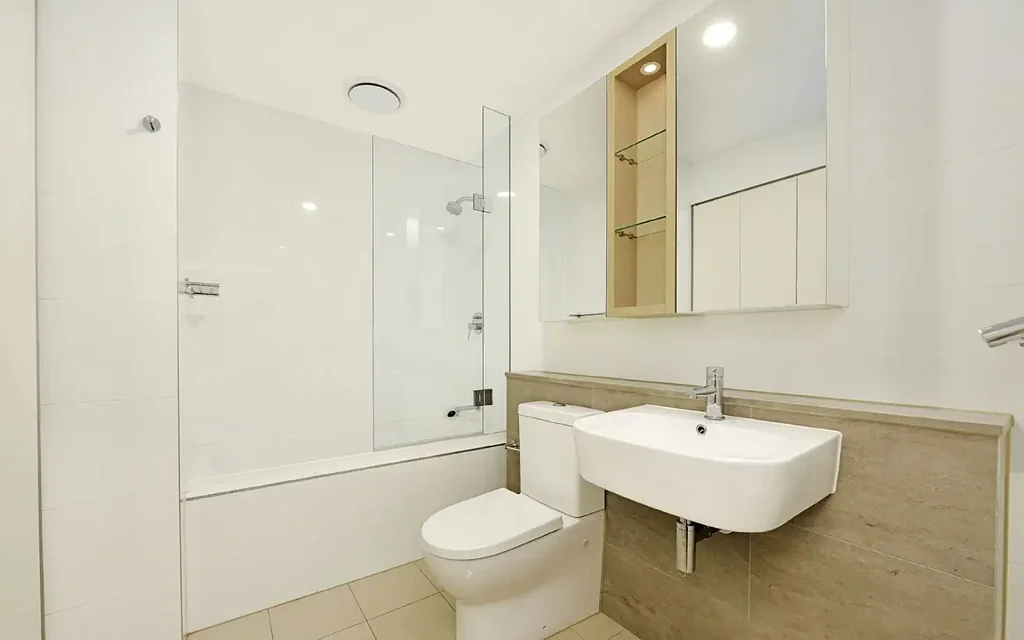 Well maintained 2 Bed with Media Desk!