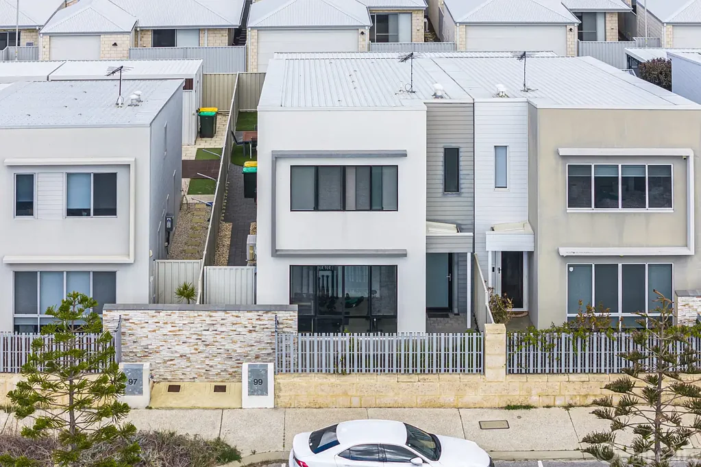 Golden Bay 3房  Bold coastal living with industrial character and high ceilings