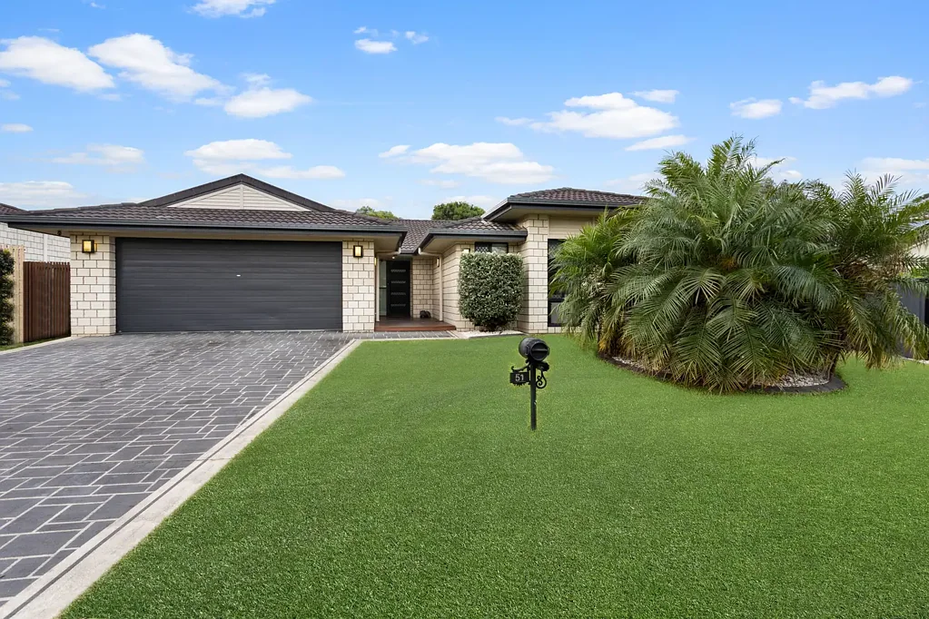 Caboolture 4Phòng ngủ Spacious, Stylish & Serene - The Ideal Family Oasis in a Prime Location