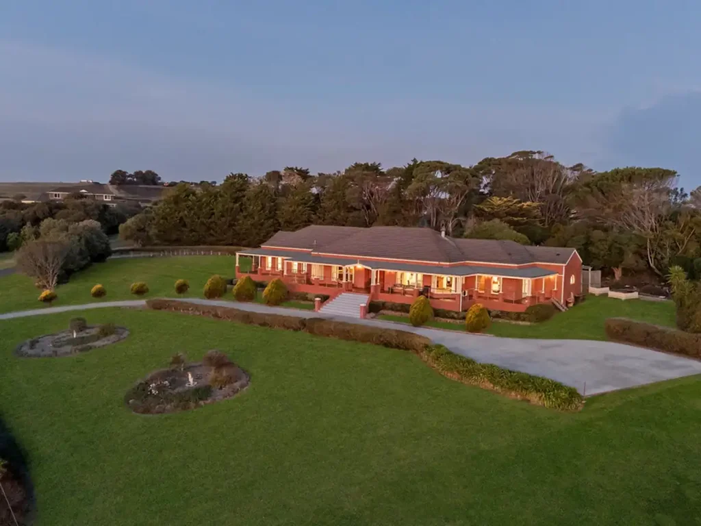 Warrnambool 5कमरा EXCEPTIONAL HOME WITH AN OUTLOOK TO MATCH