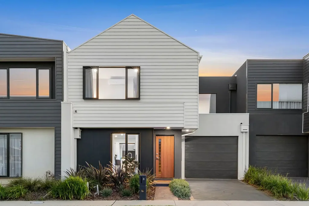 Coastal dual level home in the heart of Anchoridge