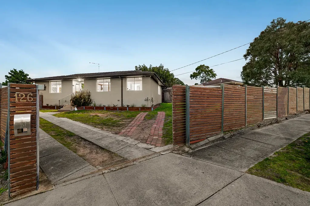 Frankston North 3બેડરૂમ Renovated Family Home on Over 700sqm with Exciting Development Potential (STCA)