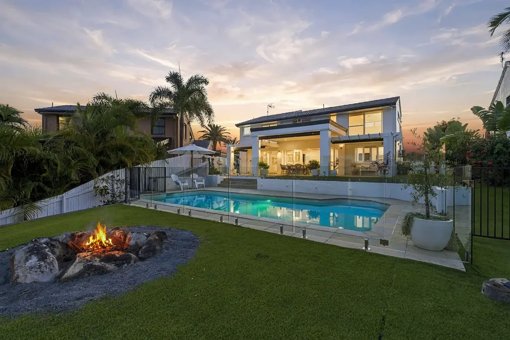 Benowa 4ਬੈੱਡਰੂਮ East to Expansive Water | Breathtaking Skyline Views | Beautifully Renovated & Ready to Enjoy
