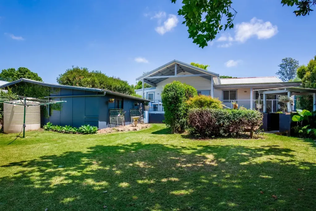 Berry Cottage with Swimming Pool