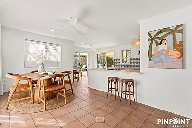 Glenella 3Zimmer Refreshed, Elevated & Big Backyard!