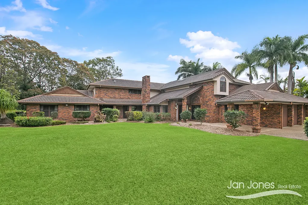 Morayfield 8 Bedroom DREAM LIFESTYLE - POOL - TENNIS COURT - SHEDS