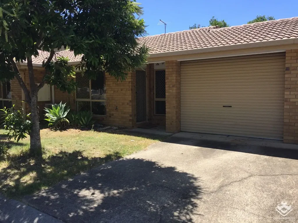 TWO BEDROOMS TOWNHOUSE WITH VINLY FLOOR AND AIR CONDITION