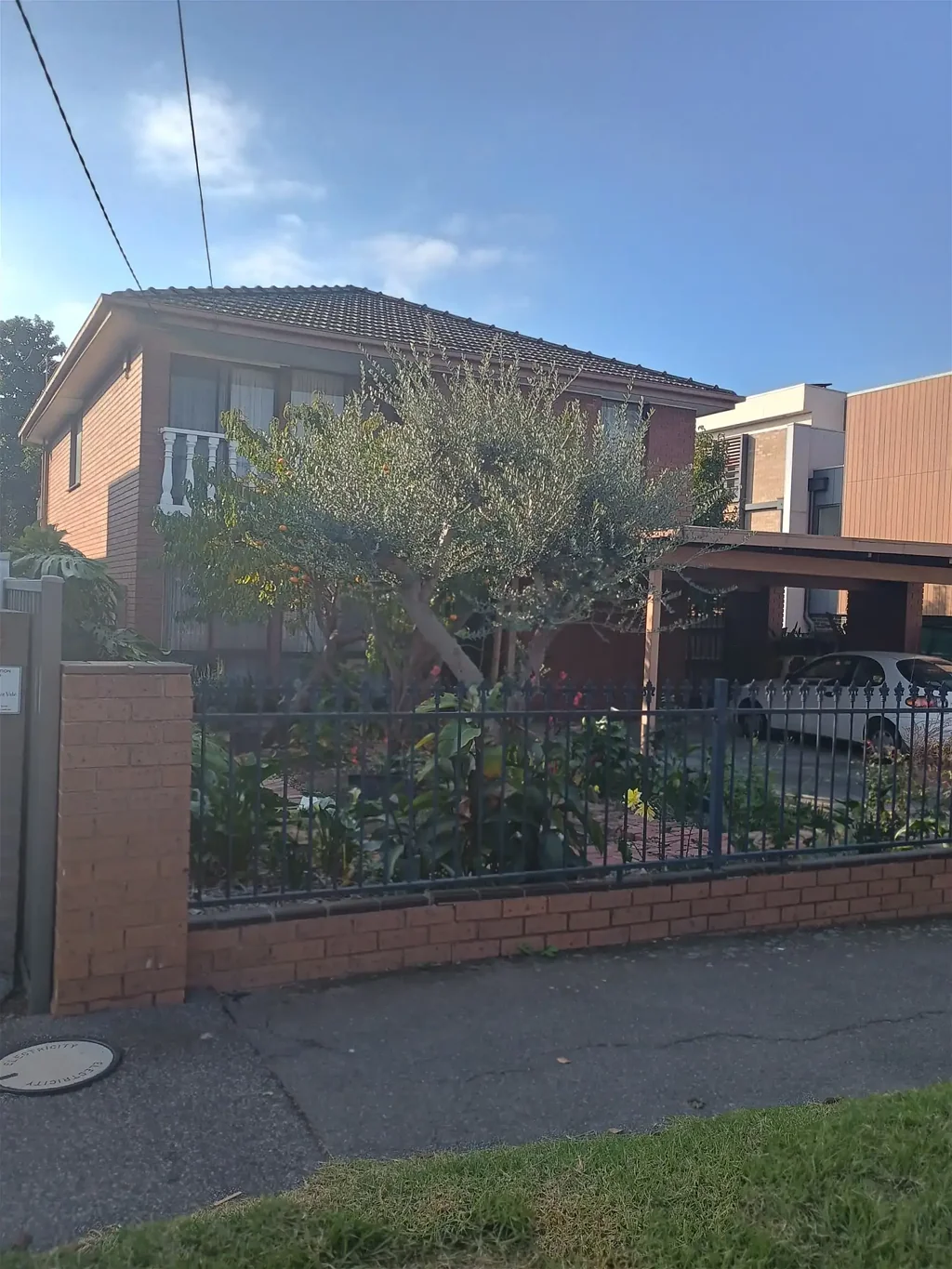 Moonee Ponds 4房 绝佳社区位置 宽敞布局 4卧2卫 主卧豪华绿洲 巨大棚屋 多功能区域 宽敞后院 果树香草植物 地理位置优越 立即入住 机会难得 "Charming Family Home in Coveted Park street Moonee Ponds: Your Perfect Opportunity in a Prime Location!"