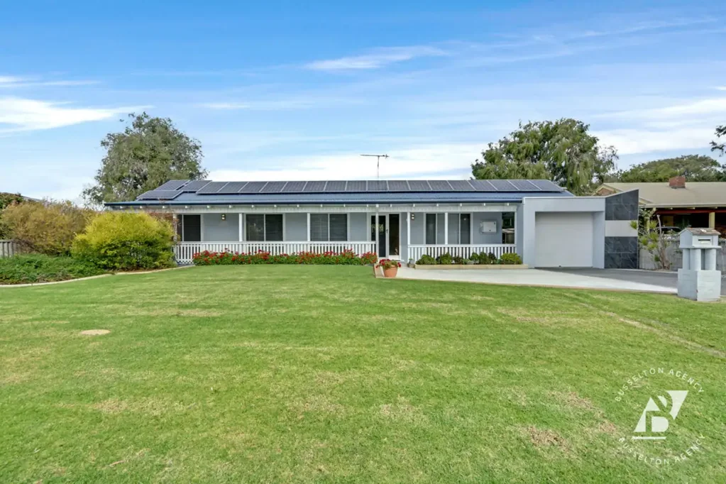 Geographe 4Phòng ngủ Charming Beachside Family Home with Space, Style & Value!
